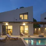 Seascape - Beachfront Вилла Василики